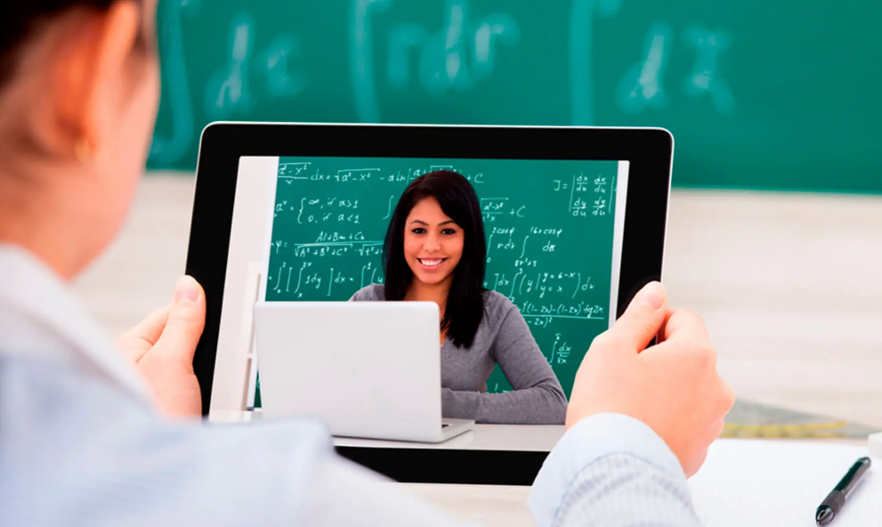 TUTORIA EM EDUCAÇÃO À DISTÂNCIA