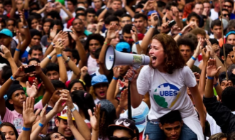 EDUCAÇÃO E MOVIMENTOS SOCIAIS