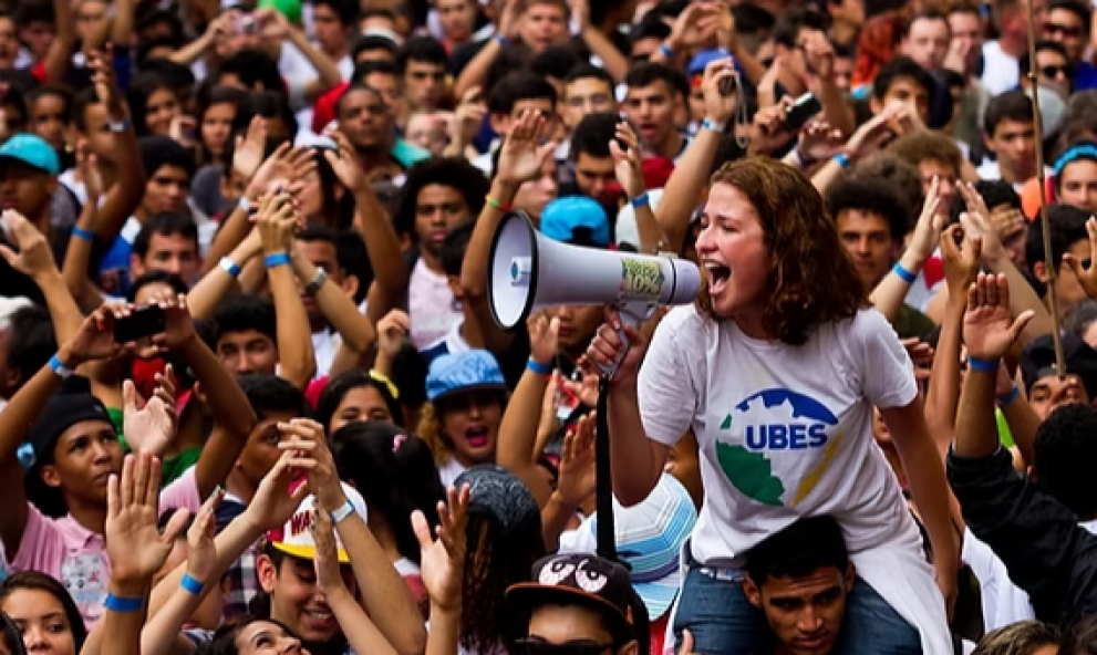 EDUCAÇÃO E MOVIMENTOS SOCIAIS