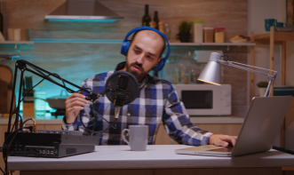 Explore o universo do jornalismo multimídia